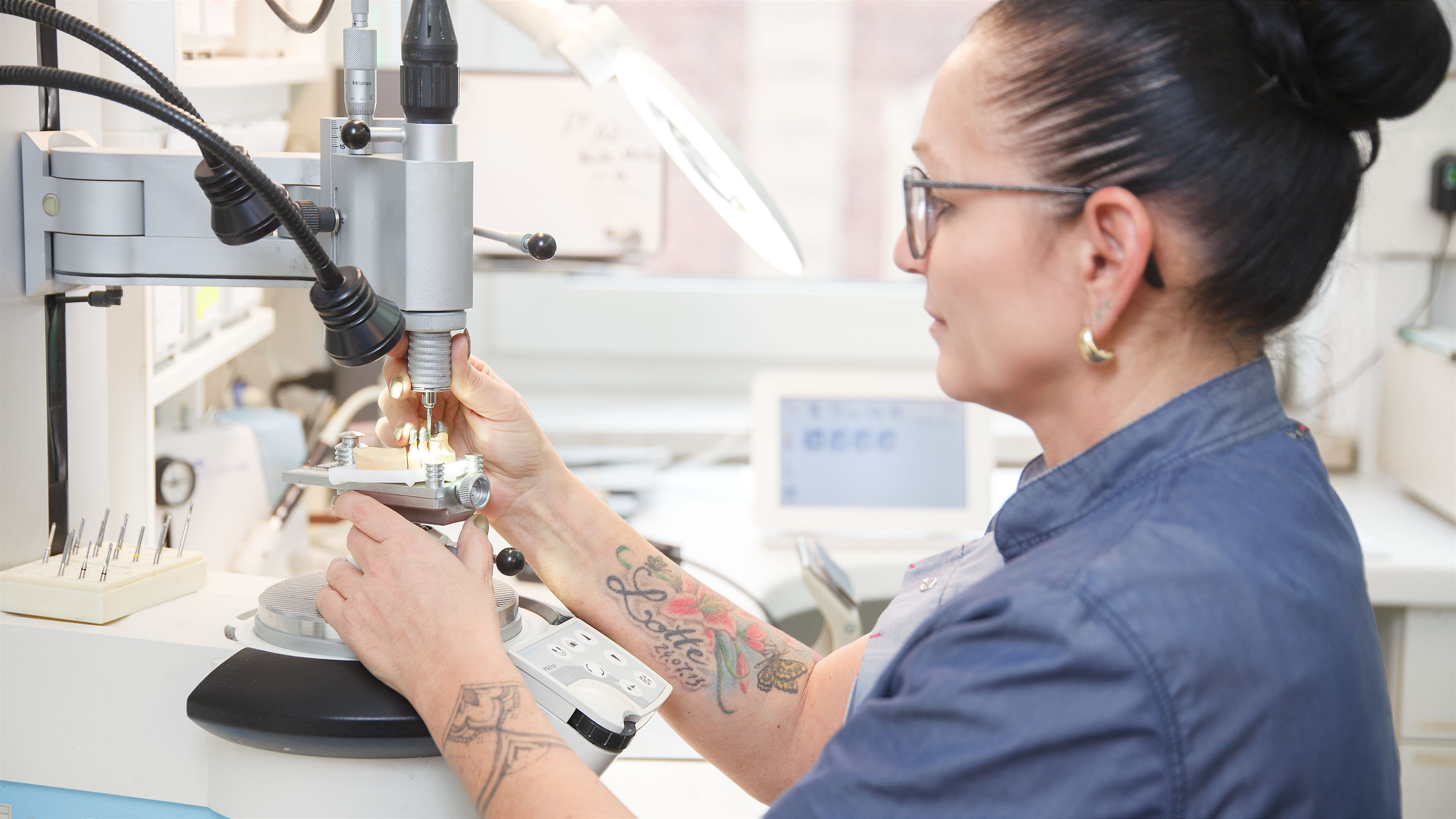Mitarbeiterin bei der präzisen Arbeit im eigenen Dentallabor
